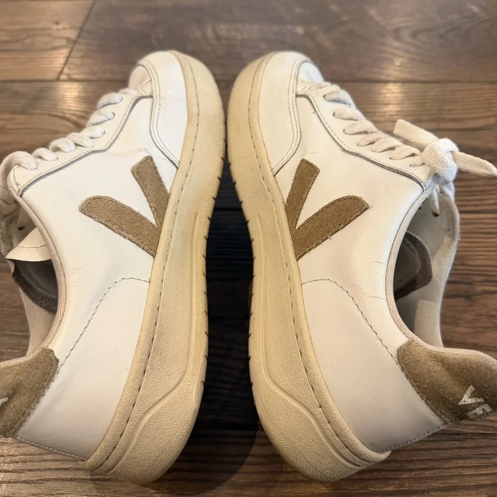Veja Womens V-12‎ White/Camel Leather Sneakers Size 7